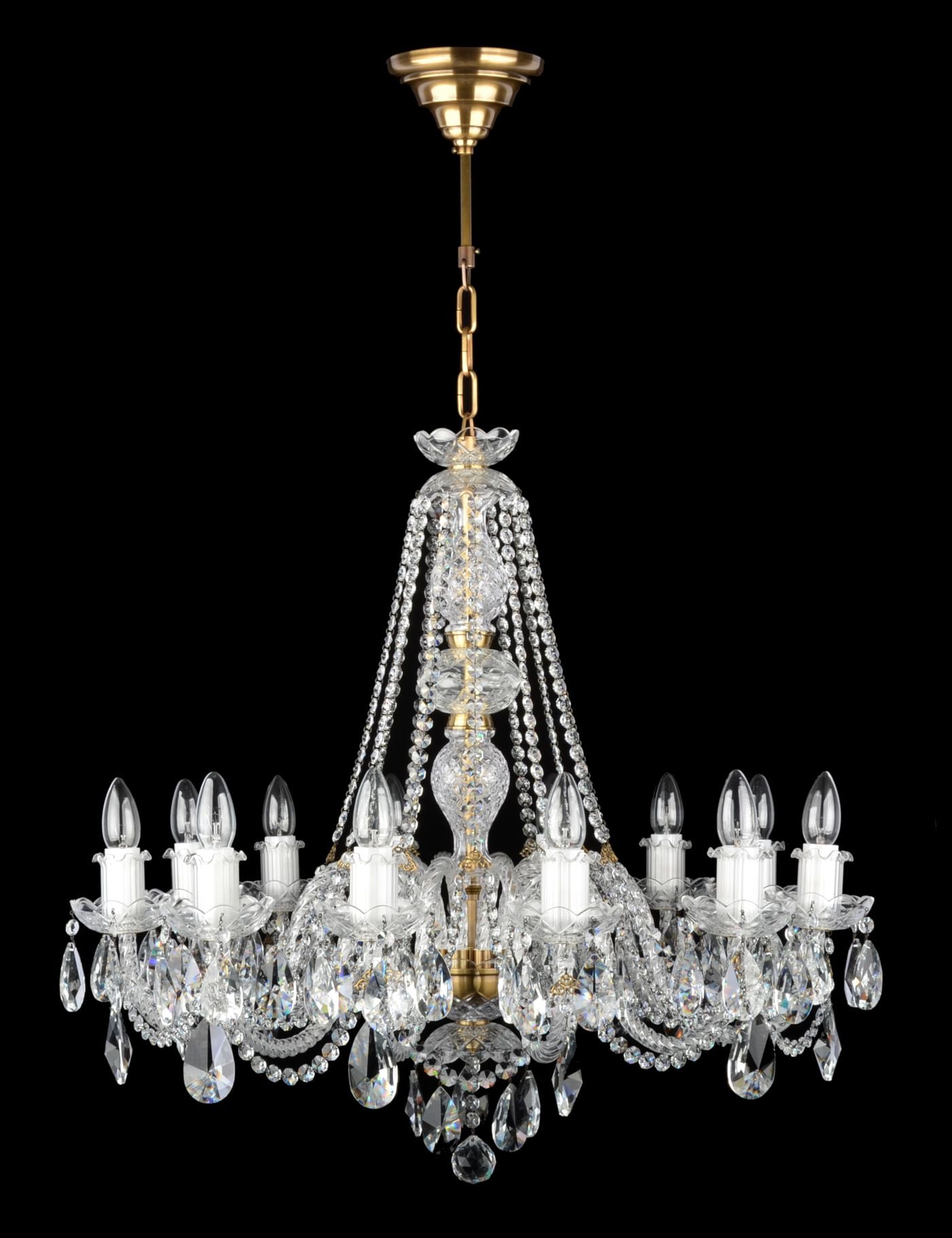ROYAL kroonluchter met 12 glazen armen versierd met amandelvormige pendels — Antiek messing
